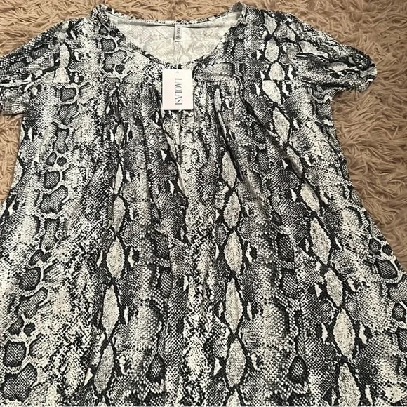 Snakeskin V-Neck Flowy Tunic Blouse - Picture 7 of 10